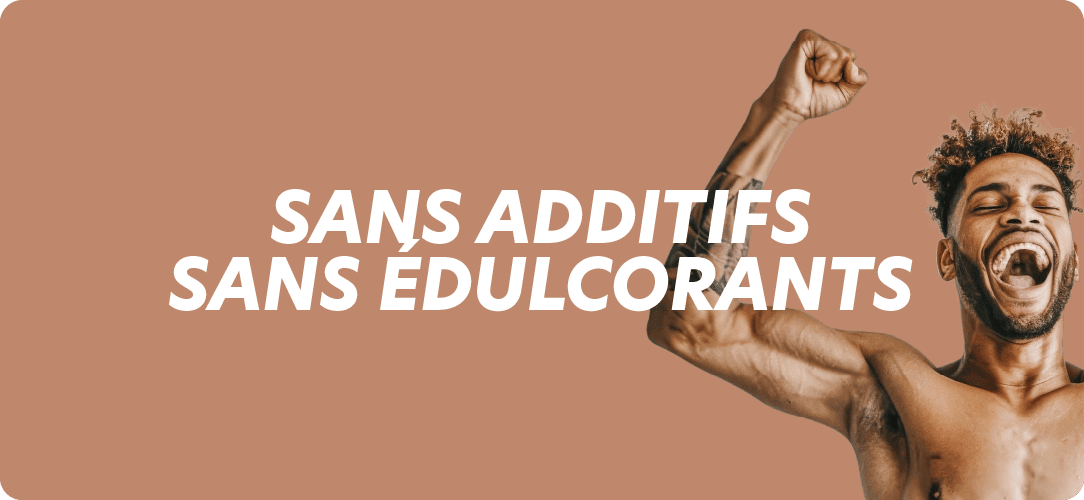 Homme heureux, bras levé sur fond marron, texte Sans additifs, sans édulcorants pour Protéalpes, nutrition sportive pure.