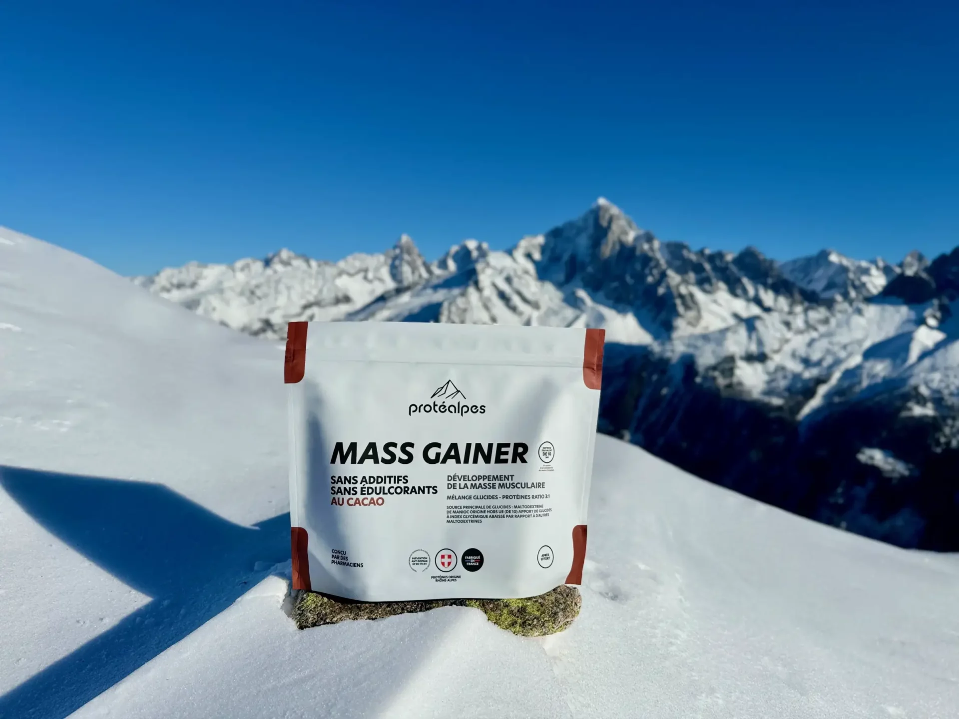 Produkt Protealpes Mass Gainer in den Bergen, ohne Zusatzstoffe oder Süßstoffe, ideal für die hochwertige Sporternährung.