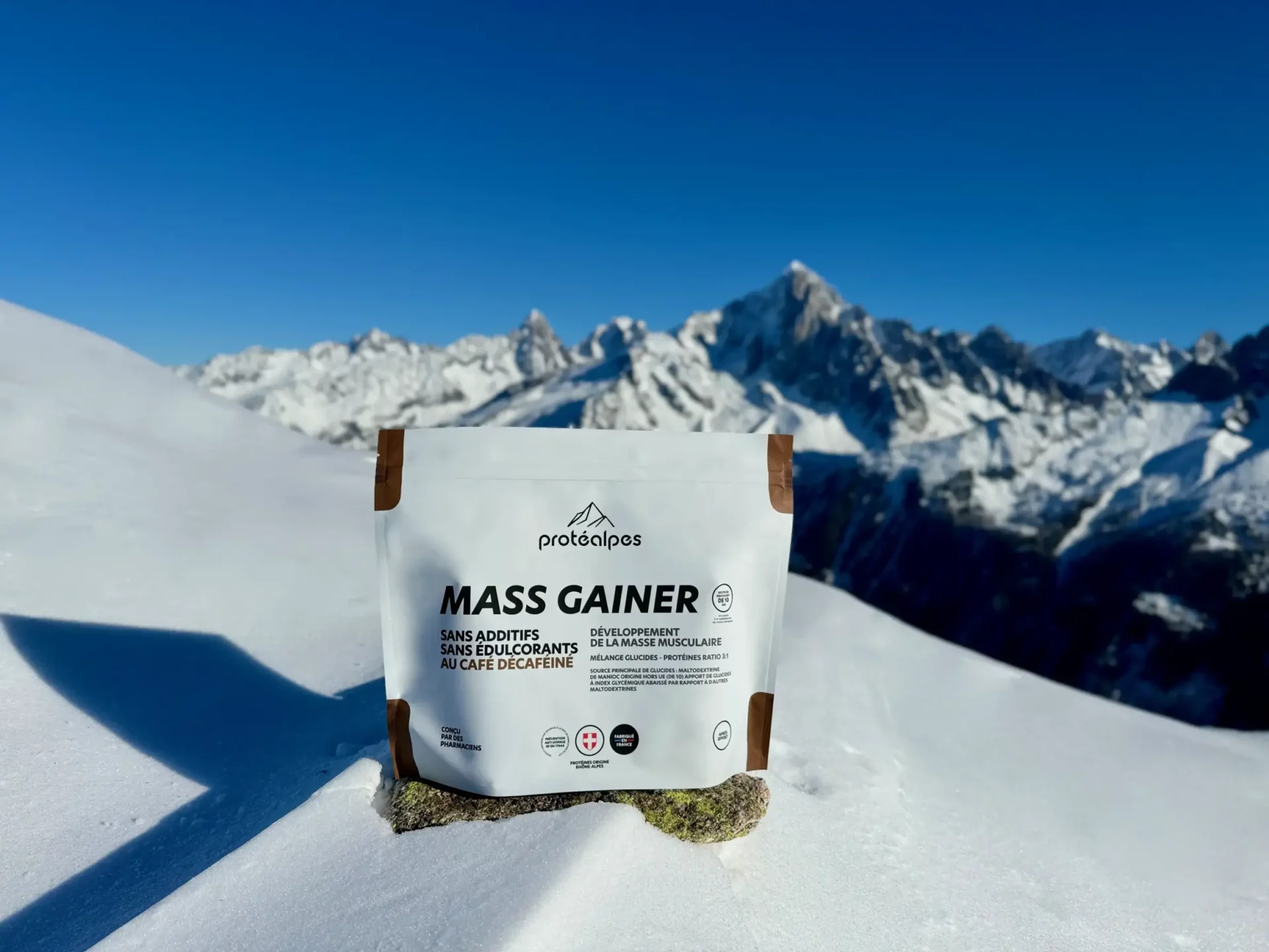 Protéalpes Mass Gainer sans additifs/édulcorants, au café décaféiné, en montagne, illustrant la pureté naturelle de nos produits.