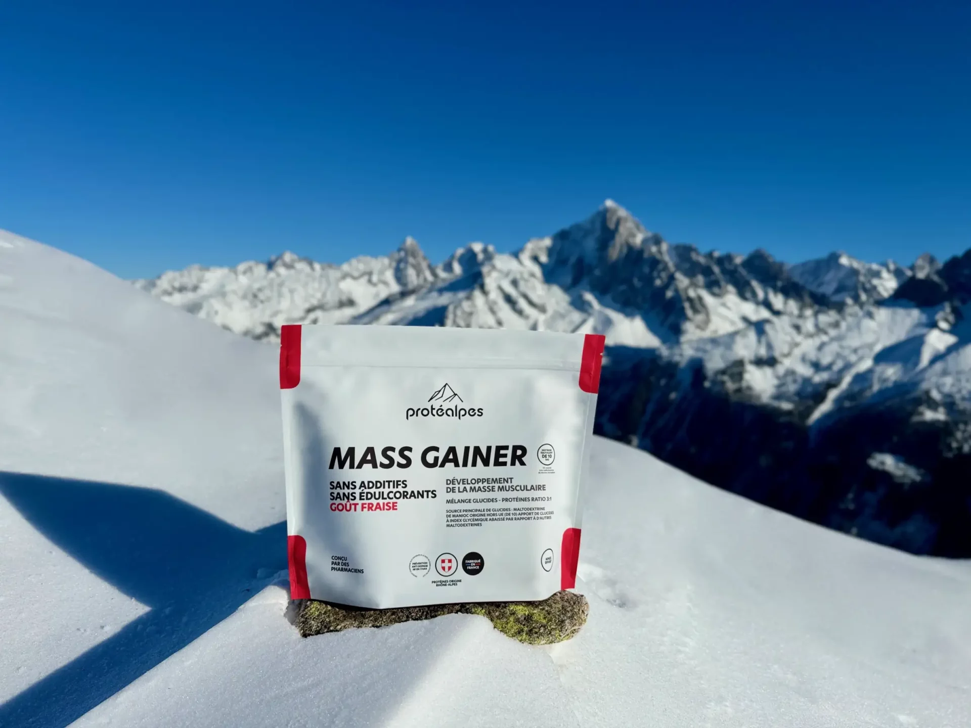 Tasche von Mass Gainer Protealpes auf Schnee, Bergblick, ohne Zusatzstoffe oder Süßstoffe, natürliche Sporternährung.