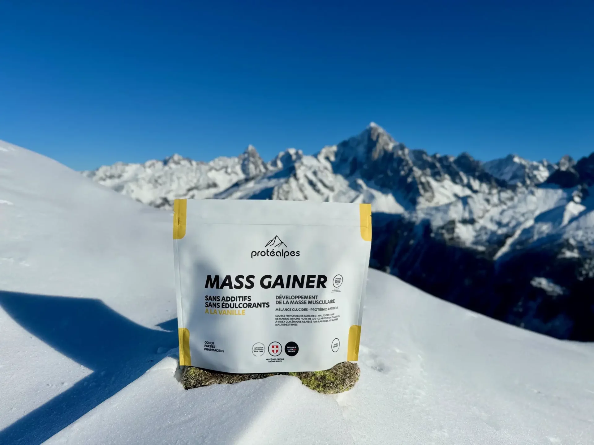 Protéalpes Mass Gainer sur neige alpine, sans édulcorants ni additifs, pour une nutrition sportive naturelle et de qualité.