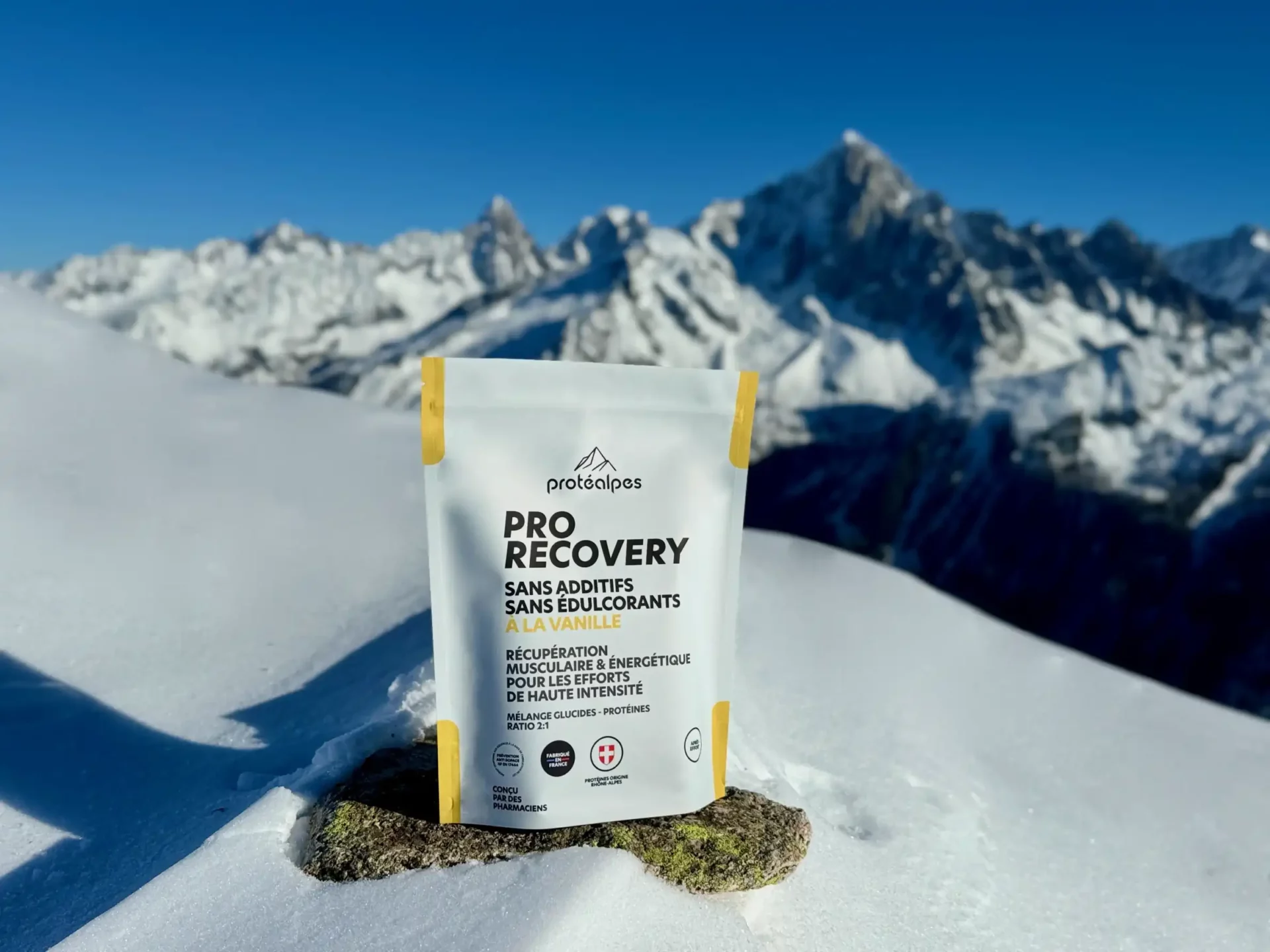 Sachet Protéalpes Pro Recovery vanille dans la neige, produit haut de gamme sans additifs pour récupération sportive.