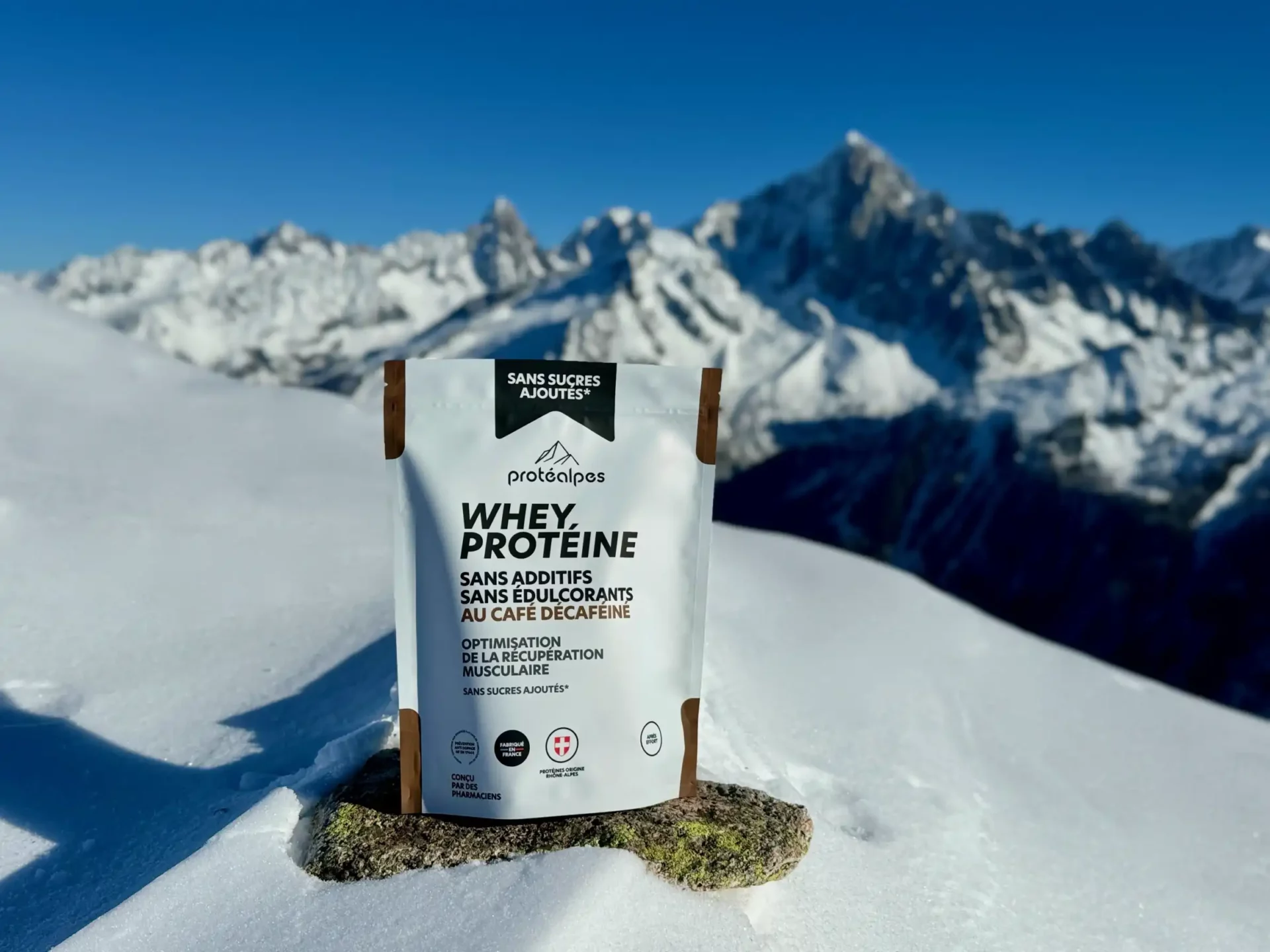 Proteine naturali Whey Protéalpes con sfondo di montagne innevate, senza additivi né dolcificanti, ideali per gli sportivi più esigenti.