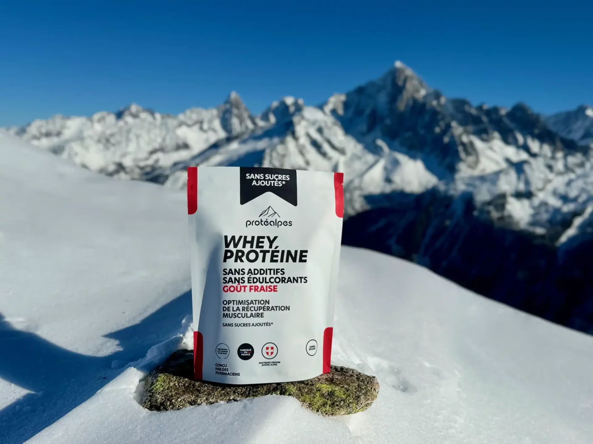 Proteine naturali Protéalpes, senza dolcificanti né additivi, montagna, cielo blu, ottimizza il recupero muscolare.