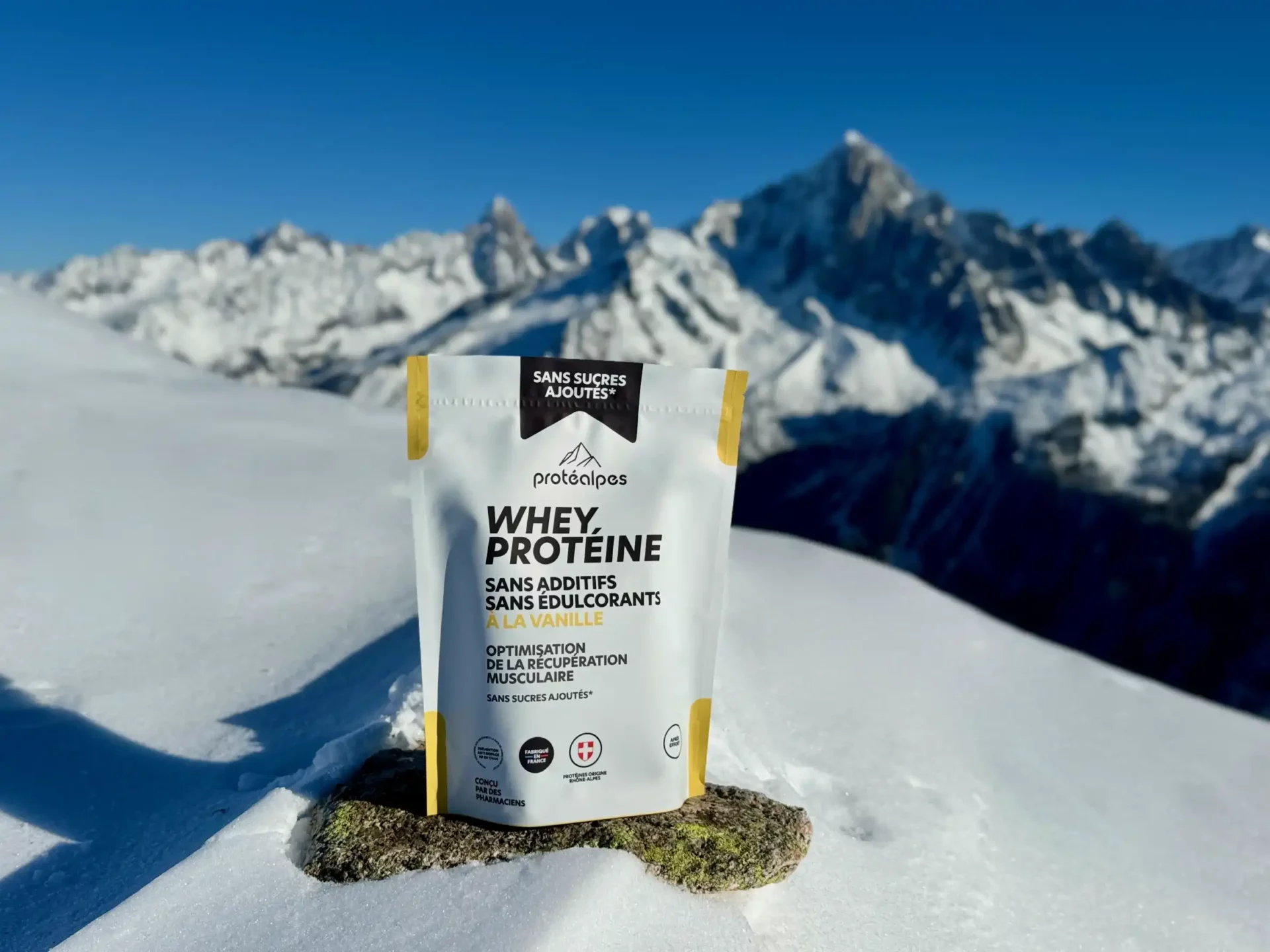 Protéalpes Whey Protein Vanille ohne Zusatzstoffe auf einem verschneiten alpinen Hintergrund, der Reinheit und Qualität für Sportler symbolisiert.