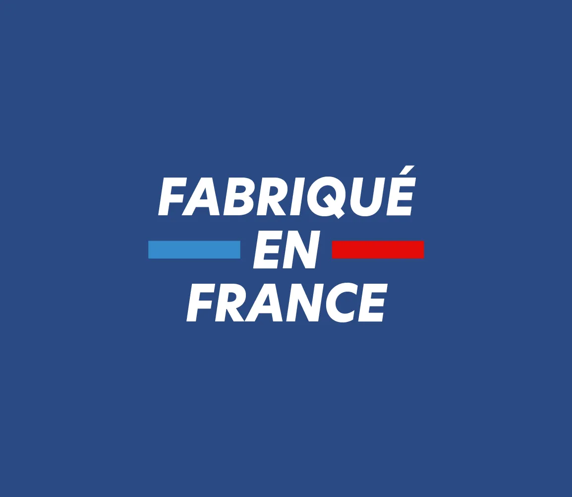 Texte Fabriqué en France sur fond bleu, souligné bleu et rouge, évoquant la qualité française de Protéalpes.