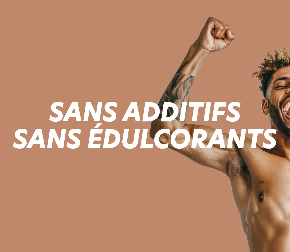 Jeune homme souriant, bras levé, avec le texte SANS ADDITIFS SANS ÉDULCORANTS. Nutrition sportive santé sur Protéalpes.