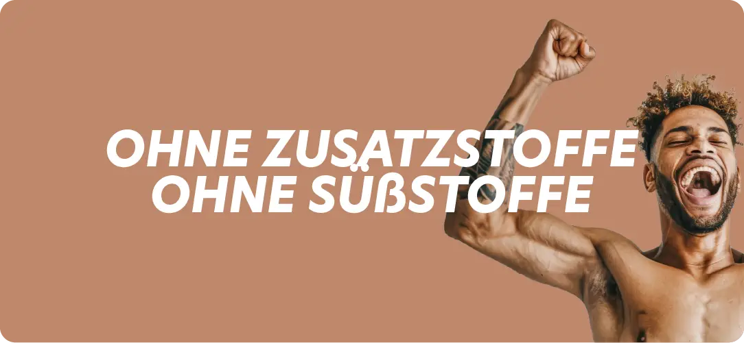 Glücklicher Mann, erhobener Arm auf braunem Hintergrund, Text Ohne Zusatzstoffe, ohne Süßstoffe für Protealpes, reine Sporternährung.