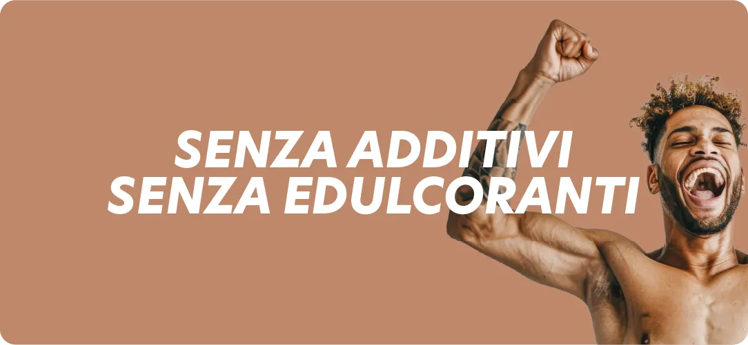 Uomo felice, braccio alzato su sfondo marrone, testo Nessun additivo, nessun dolcificante per Protéalpes, pura nutrizione sportiva.