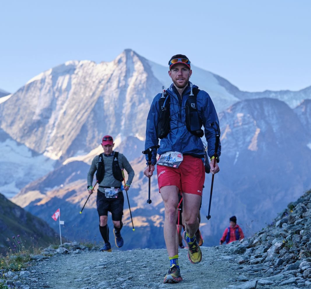Trail runners en haute montagne par temps clair, symbole d'endurance et d'engagement pour une nutrition sportive pure et naturelle.
