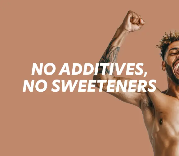 Smiling young man, arm raised, with the text SANS ADDITIFS SANS ÉDULCORANTS. Healthy sports nutrition on Protéalpes.