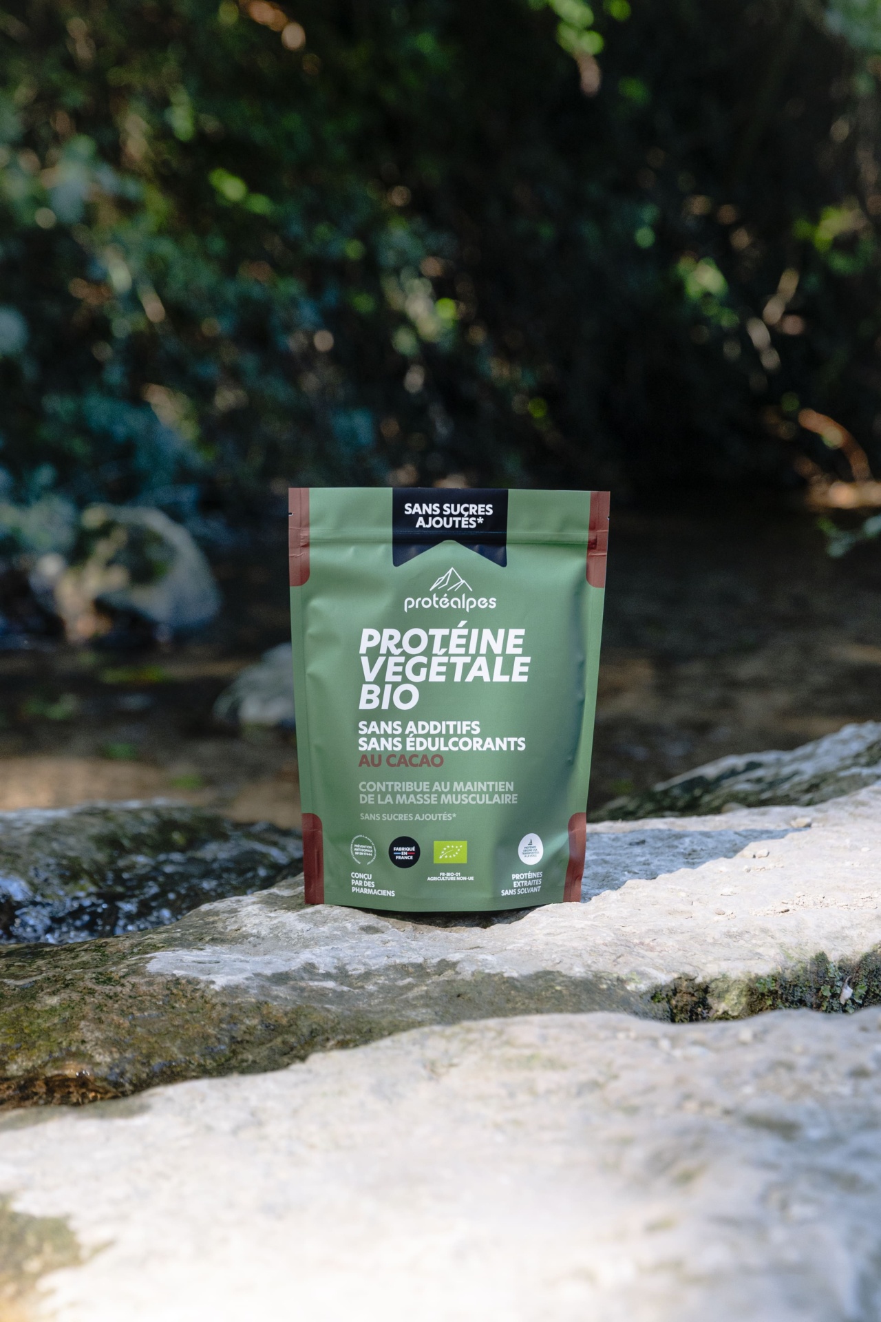 Pochette de protéine végétale bio Protéalpes, sans sucres ajoutés, sans additifs ni édulcorants, au cacao. Nutrition sportive de qualité.