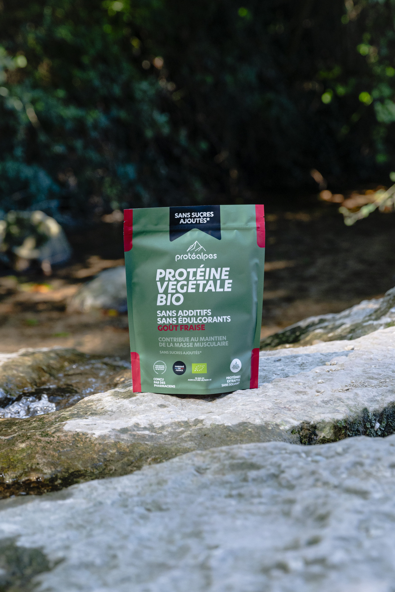 Sachet de protéine végétale Bio Protéalpes, sans additifs ni édulcorants, goût fraîcheur, contribuant à la masse musculaire.