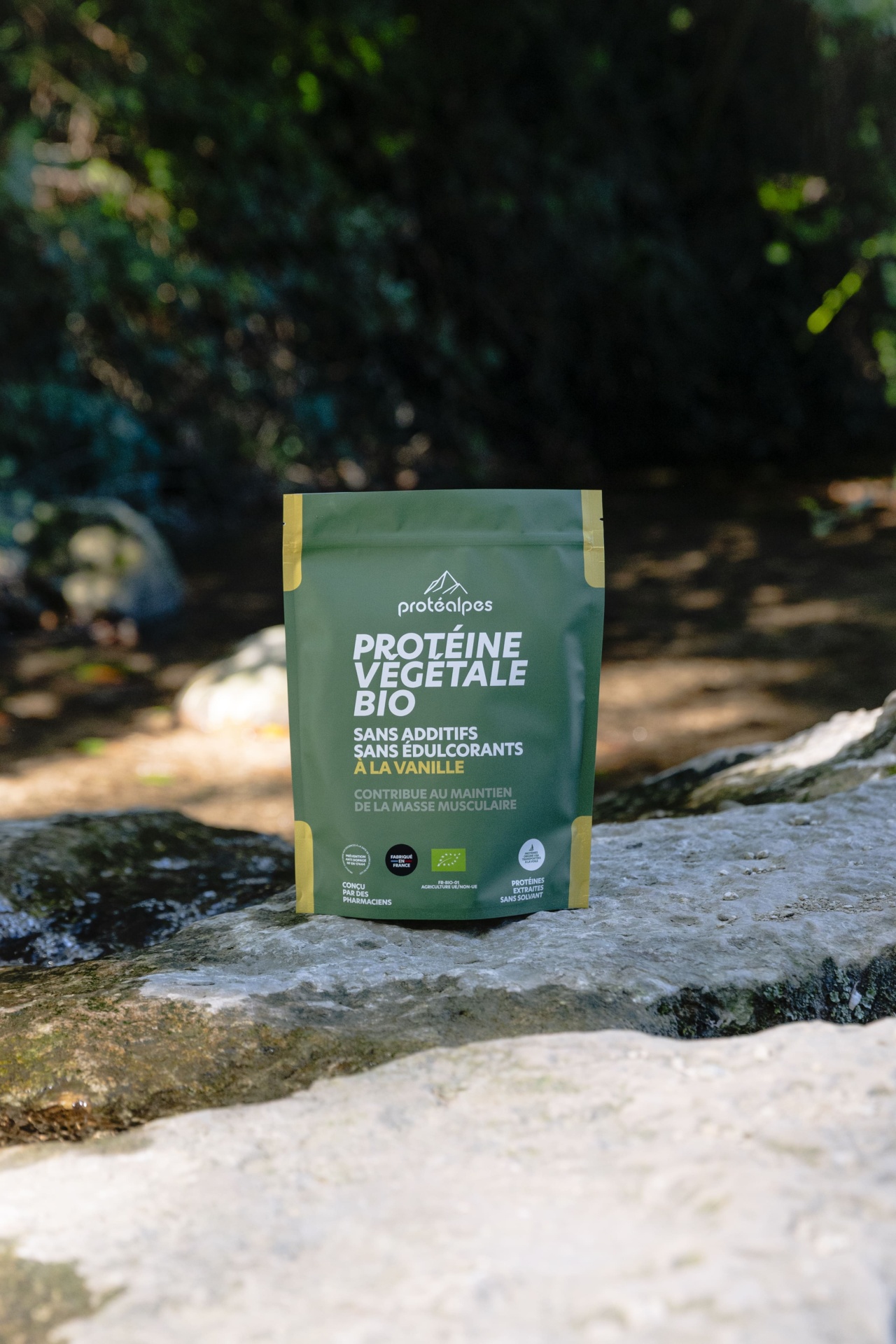 Poudre de protéine végétale bio Protéalpes, sans additifs ni édulcorants, saveur vanille, pour soutenir la masse musculaire.