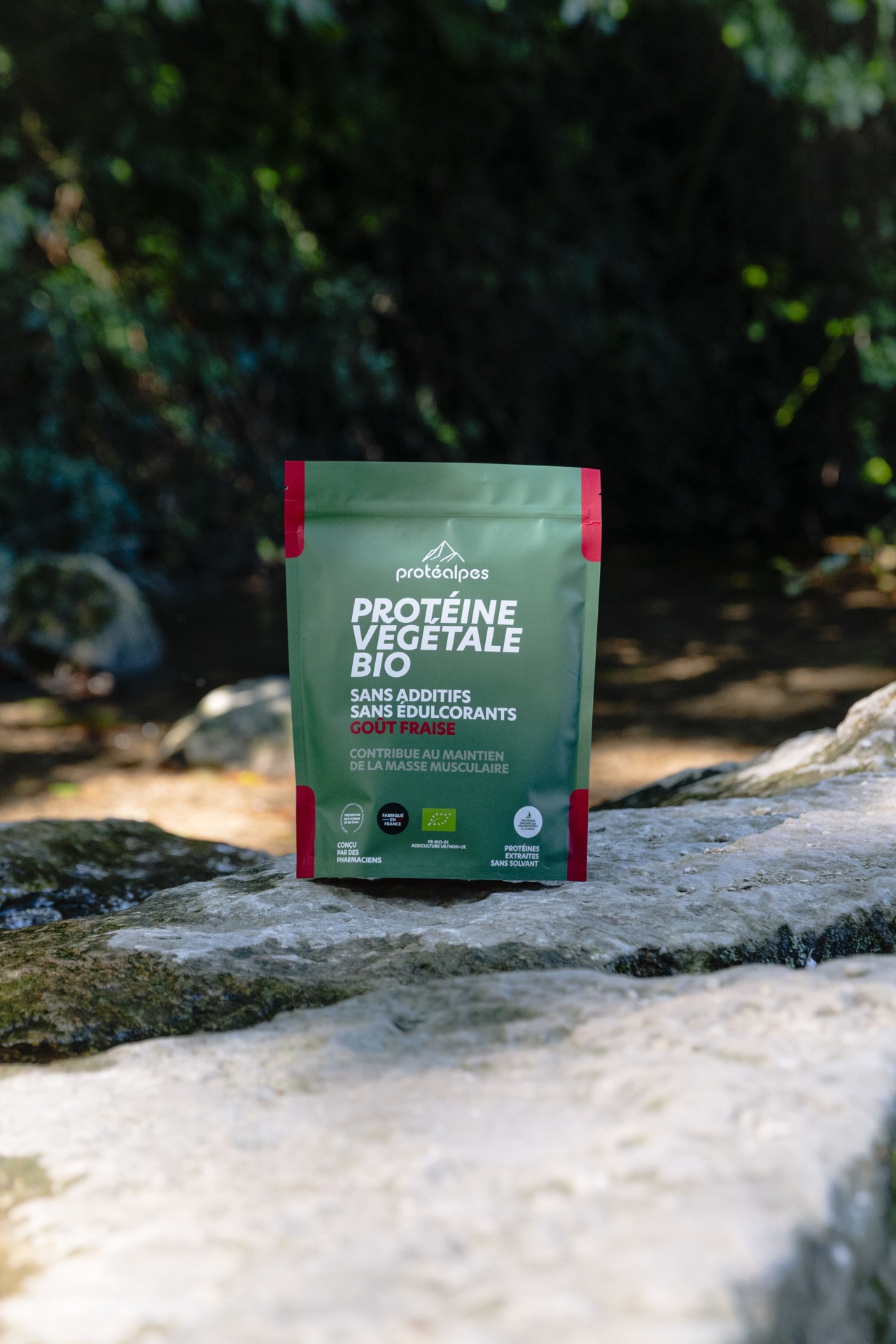 Sachet de protéine végétale bio Protéalpes, sans additifs ni édulcorants, goût fraise, contribuant au maintien de la masse musculaire.